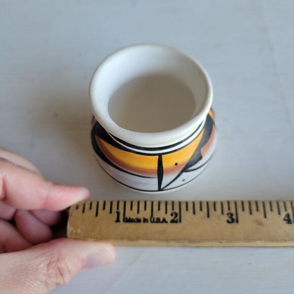 Vintage Native American Signed small Southwestern Pottery Vessel - Picture 9 of 10